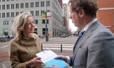 Minister Ollongren overhandigt basisscan integriteit