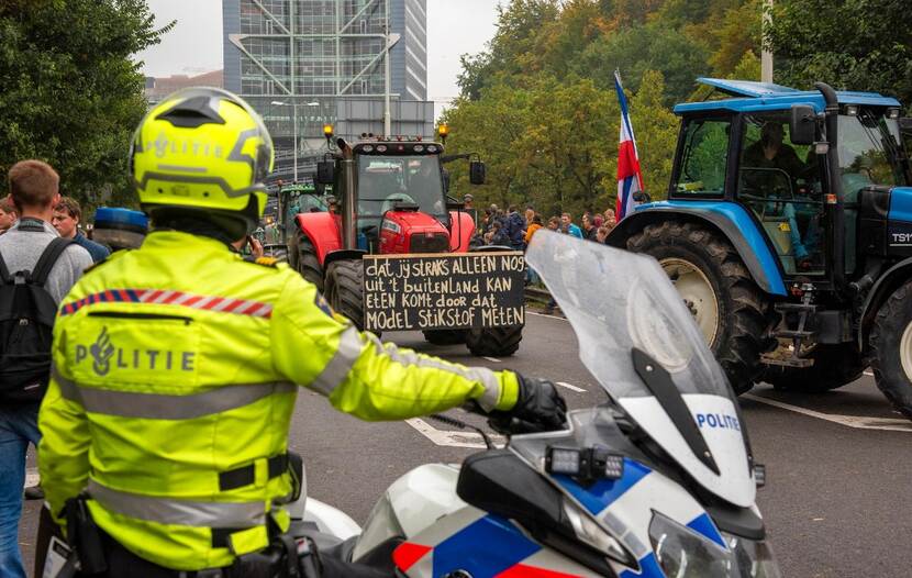 Foto van politieagent in Den Haag tijdens de boerenprotesten