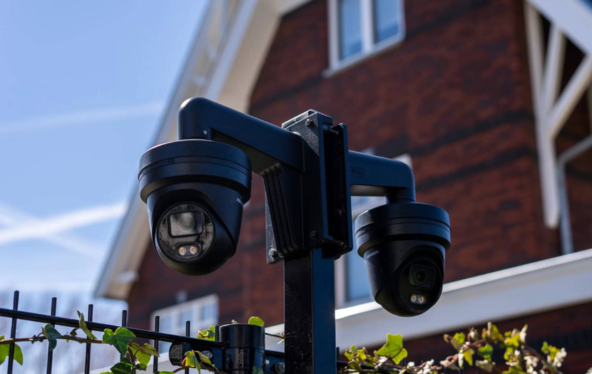 Camera bij huis die omgeving in de gaten houdt