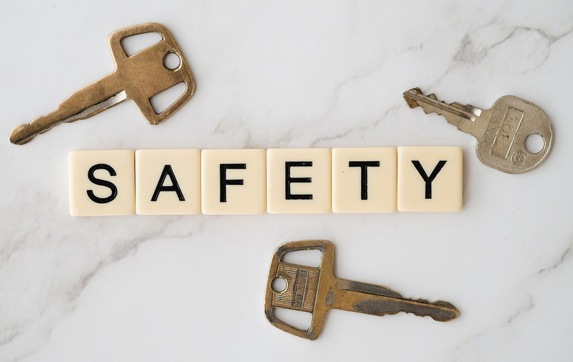 Het woord 'safety' in scrabble-letters met sleuteltjes eromheen